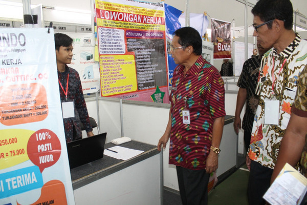 Bupati Semarang, Mundjirin (tengah), sela mengunjungi salah satu stan peserta Bursa Kerja 2019 di Kabupaten Semarang, Jateng, Selasa (19/11). (Foto: Pemkab Semarang)