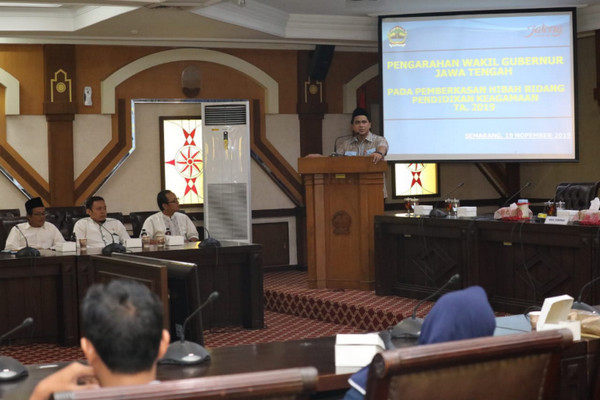  Wagub Jateng, Taj Yasin (tengah), memberikan pengarahan terkait pemberkasan hibah pendidikan keagamaan 2019 di Kota Semarang, Jateng, Selasa (19/11). (Foto: Pemprov Jateng)