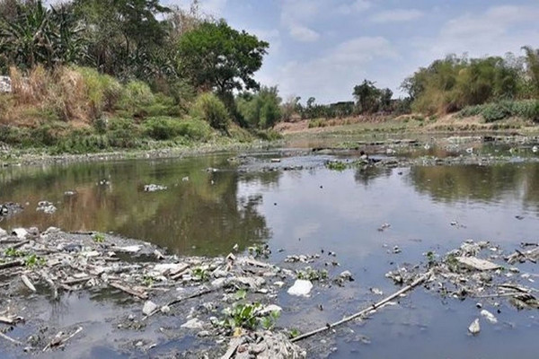 Kondisi Sungai Bengawan Solo yang tercemar. (Foto: Twitter/@semarangpedia)