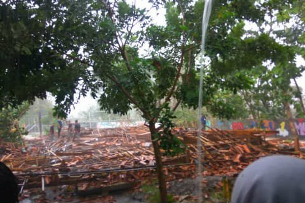 Aula SMKN 1 Miri ambruk akibat diterpa hujan disertai angin kencang yang melanda Kabupaten Sragen, Jateng, Rabu (20/11), sekitar pukul 15.00. (Foto: Twitter/@BNPB_Indonesia)