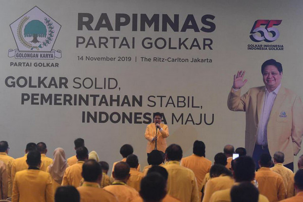 Ketua Umum DPP Golakr, Airlangga Hartarto (tengah), memberikan sambutan kala Rapimnas Golkar di Jakarta, Kamis (14/11). (Foto: Twitter/@airlangga_hrt)
