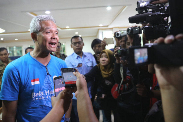 Gubernur Jateng, Ganjar Pranowo (kiri), memberikan keterangan kepada pers usai penetapan UMK 2020 di Kota Semarang, Jateng, Rabu (20/11). (Foto: Pemprov Jateng)