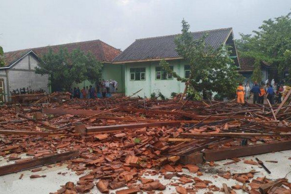 Aula SMKN 1 Miri rata dengan tanah usai tersapu hujan disertai angin kencang di Kabupaten Sragen, Jateng, Rabu (20/11) sore. (Foto: Twitter/@newsragen)