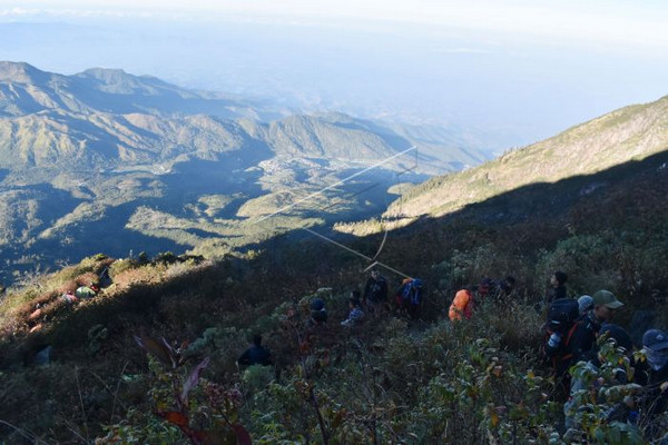 Pendaki melakukan pendakian di kawasan Pos 3 Jalur Cemoro Sewu menuju puncak Gunung Lawu, Jatim, Sabtu (17/8). (Foto: Antara Foto/Siswowidodo)