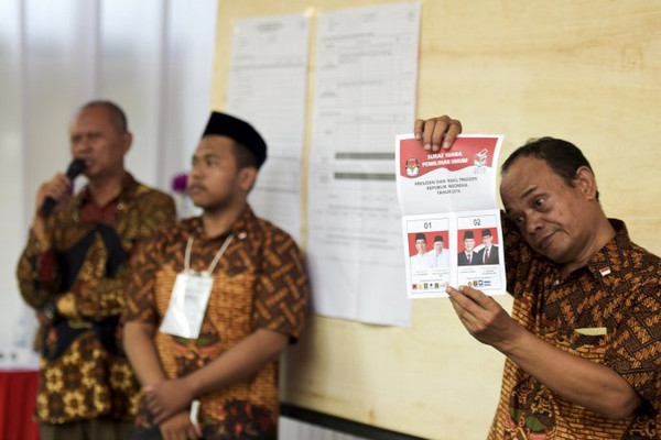 Petugas KPPS menghitung perolehan suara Pilpres di TPS 002 Selong, Kebayoran Baru, Jakarta, Rabu (17/4). (Foto: Antara Foto/Galih Pradipta)