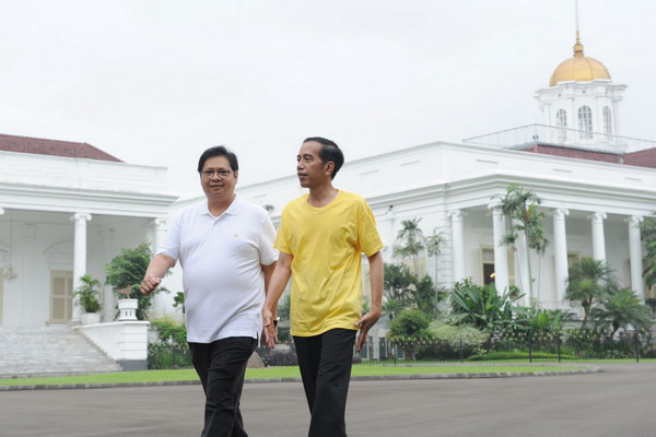 Ketua Umum DPP Golkar, Airlangga Hartarto (kiri), bersama Presiden Jokowi di Istana Bogor, 24 Maret 2018. (Foto: KSP)