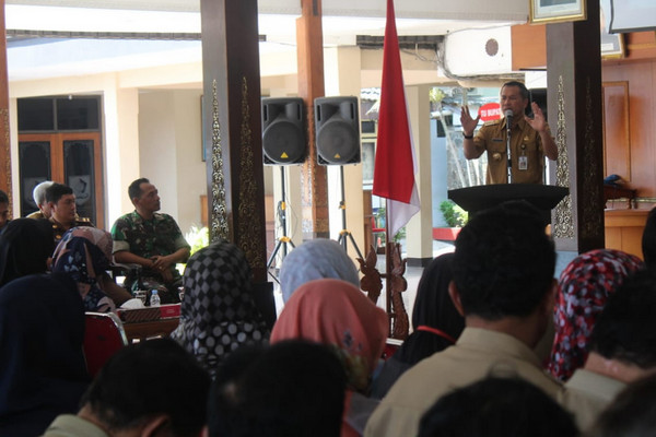 Bupati Wonogiri, Joko Sutopo (kanan), memberikan sambutan sela Sosialisasi Persiapan Pelaksanaan UN SMP/MTs dan USBN SD/MI 2018-2019 di Rumah Dinas Bupati Wonogiri, Jateng, Senin (8/4). (Foto: Pemkab Wonogiri)
