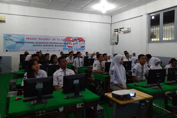 Siswa SMAN 7 Medan mengikuti edukasi kesehatan reproduksi yang digelar BRSODH di Kota Medan, Sumut, Selasa (1/10). (Foto: Kemensos)