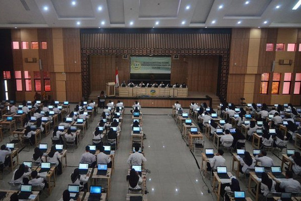 Sejumlah peserta mengikuti SKB menggunakan sistem CAT CPNS secara serantak di Balai Kota Tasikmalaya, Jabar, 8 Desember 2018. (Foto: Antara Foto/Adeng Bustomi)