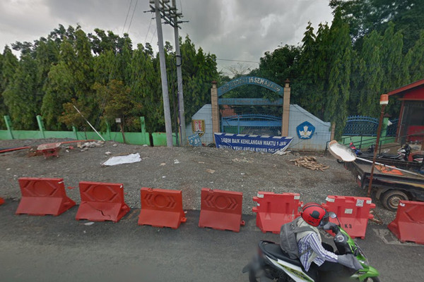 Penampakan gerbang SMPN 16 Kota Semarang, Jateng, sela proses pembangunan tol Batang-Semarang, Desember 2018. (Foto: Google Street View)