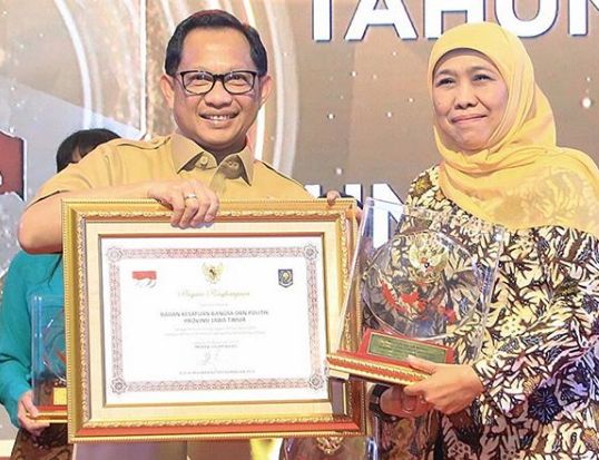 Mendagri Tito Karnavian saat menyerahkan penghargaan pada Gubernur Jawa Timur Khofifah, Senin  (25/11), Jakarta/Foto: instagram @khofifah.ip.