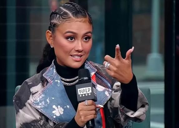 Agnes Monica alias Agnes Mo saat diwawancara  Kevan Kenney di kanal BUILD Series/Foto: Tangkapan Layar Youtube BUILD Series via Antara.