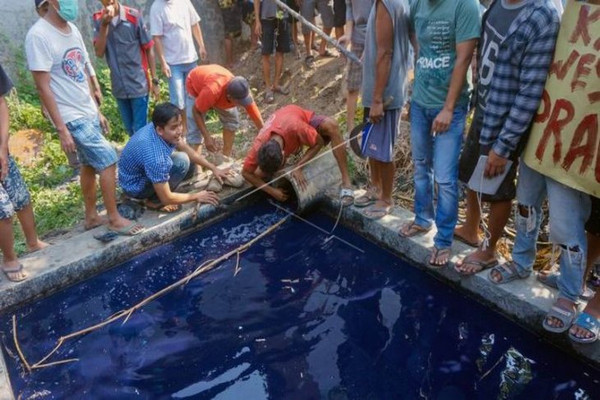 Warga menutup paksa saluran limbah industri rumahan tekstil jin di Desa Pegaden Tengah, Kecamatan Wonopringgo, Kabupaten Pekalongan, Jateng, Kamis (19/9). (Foto: Antara Foto/Harviyan Perdana Putra)