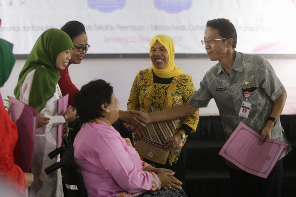 Pj Sekda Jateng, Heru Setiadhie (kanan), bersalaman dengan peserta Kongres Perempuan usai menerima tujuh maklumat yang dihasilkan dalam kegiatan yang berlangsung di Kota Semarang, Jateng, Selasa (26/11). (Foto: Pemprov Jateng)