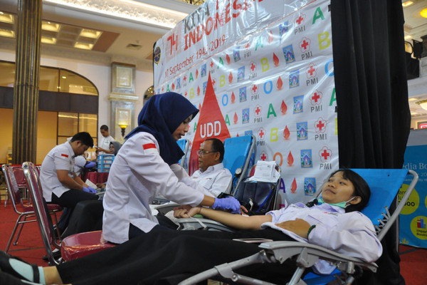 Petugas melayani peserta donor darah dalam rangka menyambut HUT ke-74 PMI di Kabupaten Sleman, DIY, Selasa (17/9). (Foto: Pemkab Sleman)