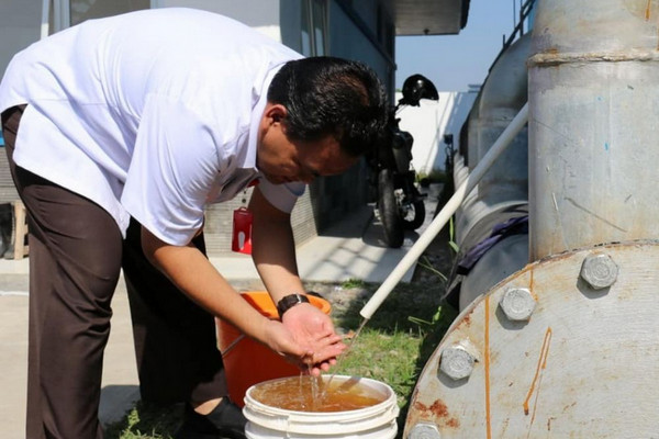 Wakil Bupati Blora, Arief Rohman, tengah mengecek air PDAM Tirta Amerta. (Foto: Twitter/@AriefRohman_838)