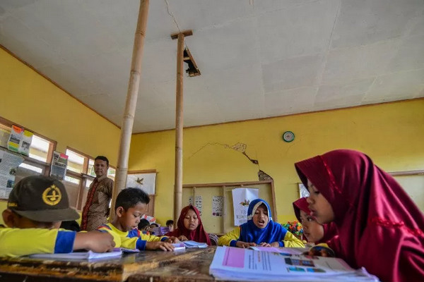 Siswa sedang belajar di ruang kelas yang rusak di SDN Pasirhuni 2, Kampung Cipaheuteun, Kabupaten Tasikmalaya, Jabar, Kamis (19/9). (Foto: Antara Foto/Adeng Bustomi)