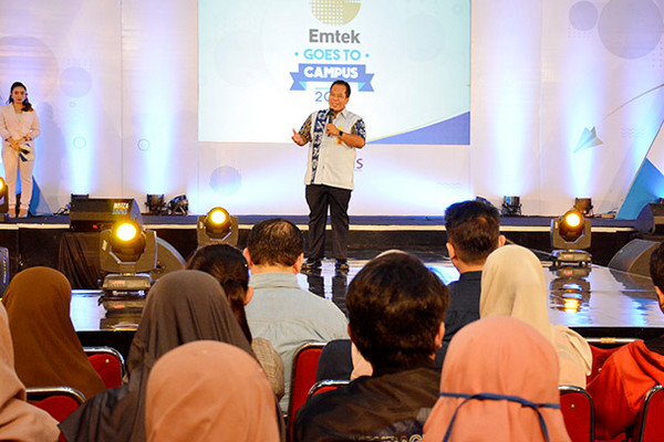 Rektor Unnes, Fathru Rokhman (tengah), memberikan sambutan sela acara "Emtek Goes to Kampus" di Auditorium Kampus Unnes, Kota Semarang, Jateng, Rabu (23/10). (Foto: Dok. Unnes)