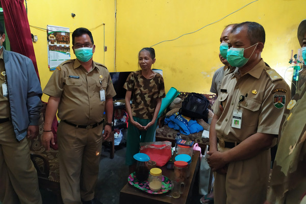 Petugas mendatangi rumah penderita TBC di Kecamatan Magelang Selatan, Kota Magelang, Jateng, Selasa (26/11). (Foto: Pemkot Magelang)