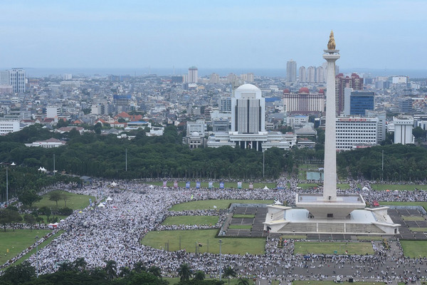 Massa mengikuti aksi reuni akbar 212 di kawasan Monas, Jakarta, 2 Desember 2017. (Foto: Antara Foto/Akbar Nugroho Gumay)