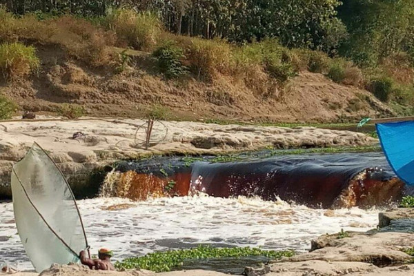 Kondisi air Bengawan Solo yang tercemar berbagai limbah industri. (Foto: Twitter/@popmienaa)