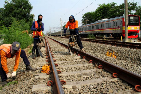 Petugas melakukan perawatan pengangkatan rel kereta di kawasan Harapan Baru, di Kota Bekasi, Jabar, Rabu (6/11). (Foto: Antara Foto/Risky Andrianto)