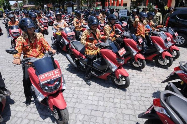 Sejumlah kepala desa mengambil kendaraan dinas di Kantor Pemerintahan Kabupaten Klaten, Jateng, Selasa (26/11). (Foto: Antara Foto/AJ Nugroho)