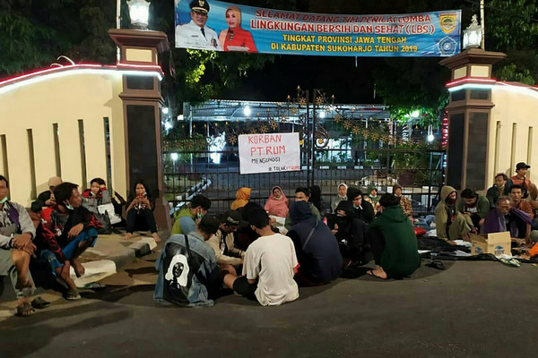 Warga terdampak limbah PT RUM menginap di depan Rumah Dinas Bupati Sukoharjo, Jateng, Jumat (25/10). (Foto: Twitter/@JDAgraria)