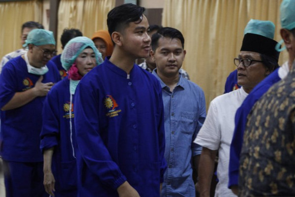 Putra sulung Presiden Jokowi, Gibran Rakabuming Raka (ketiga kiri), berjalan bersama tim dokter usai memberikan keterangan soal kelahiran anak keduanya di RS PKU Muhammadiyah, Kota Surakarta, Jateng, Jumat (15/11). (Foto: Antara Foto/Maulana Surya)