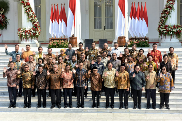 Presiden Jokowi (keenam kiri) dan Wapres Ma'ruf Amin (keenam kanan) foto bersama para menteri Kabinet Indonesia Maju di Istana Negara, Jakarta, Rabu (23/10). (Foto: Kominfo)
