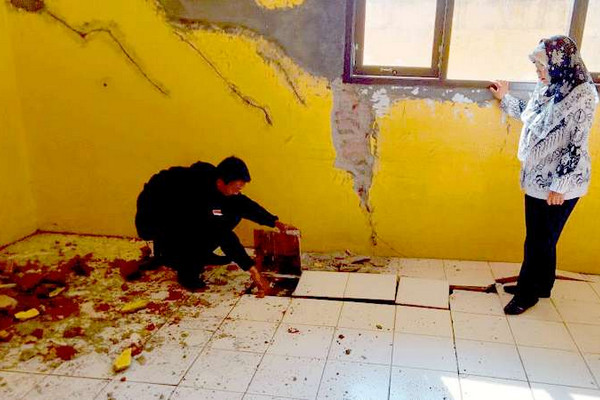 Lantai di salah satu kelas SDN 1 Suwidak, Kecamatan Wanayasa, Kabupaten Banjarnegara, Jateng, pada Senin (2/12), terlihat rusak karena kondisi tanah labil. (Foto: Radar Banyumas)