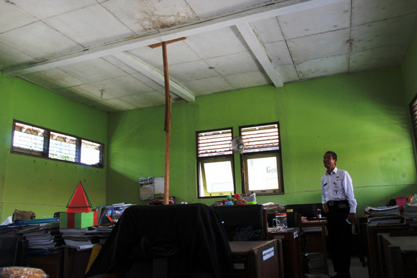 Plafon ruang guru SMPN 30 Purworejo, Jateng, ditopang dengan kayu karena rapuh. (Foto: KR/Jarot Sarwosambodo)