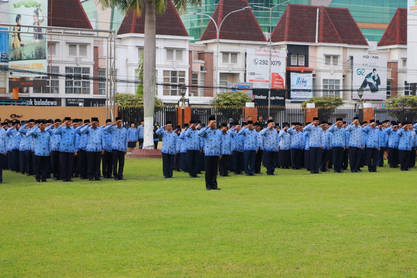Para pegawai tengah mengikuti Upacara Peringatan Hari Korpri di halaman Mapolda DIY, Kabupaten Sleman, Jumat (29/11). (Foto: Polda DIY)