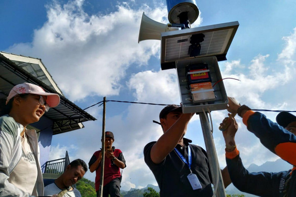 Petugas tengah memasang alat deteksi dini longsor di Desa Tempur, Kecamatan Keling, Kabupaten Jepara, Jateng, Selasa (9/7). (Foto: Pemkab Jepara)