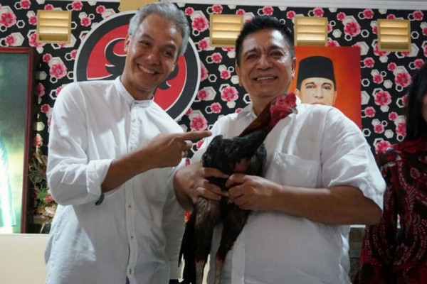 Cagub Jateng, Ganjar Pranowo (kiri), menerima ayam jago dari politikus senior PDIP, Murdoko, pada 2018. (Foto: Dok. Tim Media Ganjar-Yasin)
