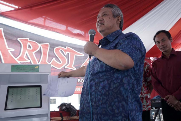 Bupati Boyolali, Seno Samodro (tengah), sela peluncuran mesin ADM di halaman Kantor Kecamatan Klego, Kabupaten Boyolali, Jateng, Kamis (5/12). (Foto: Pemkab Boyolali)
