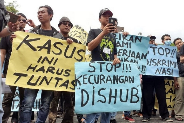 Para jukir saat melakukan aksi di depan Kantor Bupati Pati, Jateng, Jumat (6/12). (Foto: Antara/Dok. Paguyuban Wong Pati)