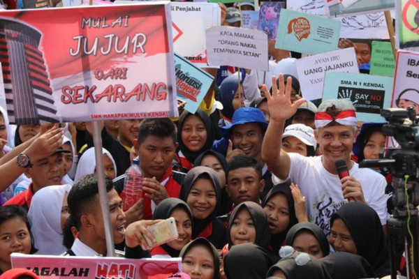 Gubernur Jawa Tengah, Ganjar Pranowo dan ratusan pelajar merayakan Hari Antikorupsi Sedunia 2019 di  depan kantor gubernur di Semarang, Minggu (8/12/2019). (Foto: Dokumentasi Humas Pemprov Jateng).