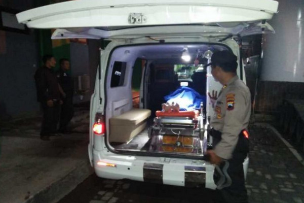 Pendaki Gunung Prau asal Jabar meninggal dunia dievakuasi ke RSU Wonosobo. (Foto&keterangan: Antara).