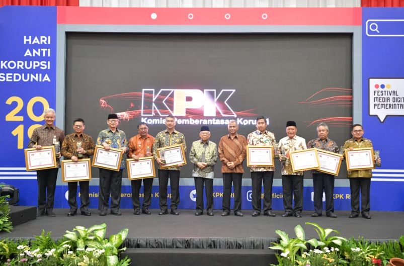 Gubernur Jateng Ganjar Pranowo saat menerima penghargaan dari KPK di Jakarta,Senin (09/12)/Foto: Kominfo Jateng