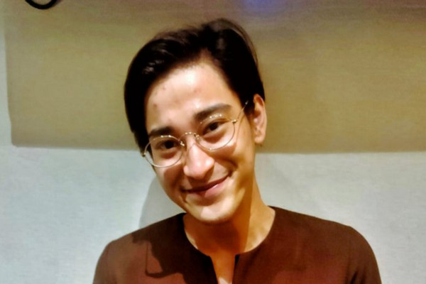 Aktor Bio One ditemui saat pemutaran perdana film "Rembulan Tenggelam di Wajahmu" di Epicentrum XXI, Jakarta, Senin (9/12/2019). (Foto&keterangan: Antara).