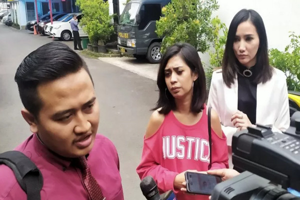 Penyanyi jebolan Indonesian Idol pada tahun 2004 Karen Pooroe (tengah) usai menjalani pemeriksaan di Polrestabes Bandung, Rabu (11/12/2019). (Foto&keterangan: Antara).