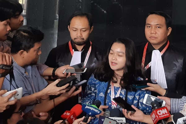 Kuasa hukum ICW dan Perludem memberikan keterangan kepada pers usai sidang putusan MK di Jakarta, Rabu. Sumber : desi /Google.