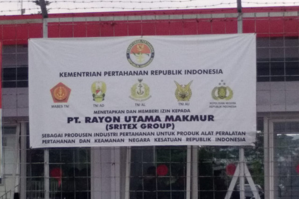 Spanduk PT RUM menguap logo Kemenhan, TNI, dan Polri. (Foto: Twitter/@Dahnilanzar)