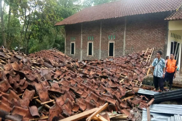 Angin kencang disertai hujan deras meluluhlantakkan rumah seorang warga di Kabupaten Cilacap, Jateng, Selasa (10/12). (Foto: Instagram/@bpbdcilacap)