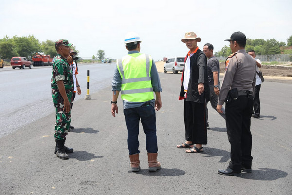 Gubernur Jateng, Ganjar Pranowo (topi cokelat), kala meninjau pembangunan landasan pacu Bandara Ngloram di Kabupaten Blora, Jateng, Kamis (12/12). (Foto: Pemprov Jateng)