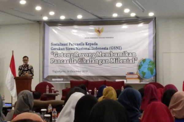 Staf Khusus Ketua Dewan Pengarah Badan Pembinaan Ideologi Pancasila (BPIP), Lia Kian, saat membuka sosialisasi di Yogyakarta, Sabtu (14/12/2019). (Foto&keterangan: Antara).