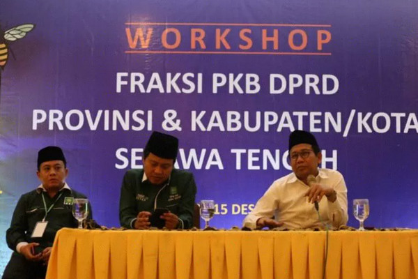 Ketua DPP PKB Bidang Legislatif Eksekutif dan Struktur, Abdul Halim Iskandar (kanan), didampingi Ketua DPW PKB Jateng, KH M Yusuf Chudlori dan Sekretaris DPW PKB, Sukirman. (Foto&keterangan: Antara).