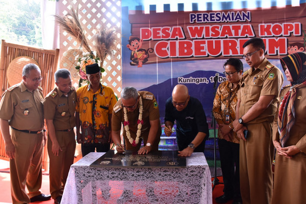 Bupati Kuningan, Acep Purnama (kiri, berkalung bunga) menandatangani  peresmian Desa Cibeureum sebagai Desa Wisata Kopi, pada Selasa (10/12/2019). (Foto: Dokumentasi Setda Pemkab Kuningan).