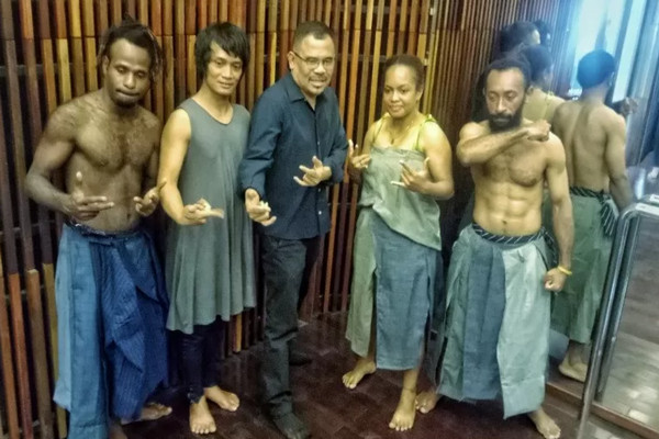 Garin Nugroho (tengah) bersama dengan para penari yang terlibat dalam pentas seni tari "Planet - Sebuah Ratapan", usai jumpa pers di Jakarta, Senin (16/12/2019). Seni tari ini akan diselenggarakan pada Januari 2020 mendatang. (Foto&keterangan: Antara).